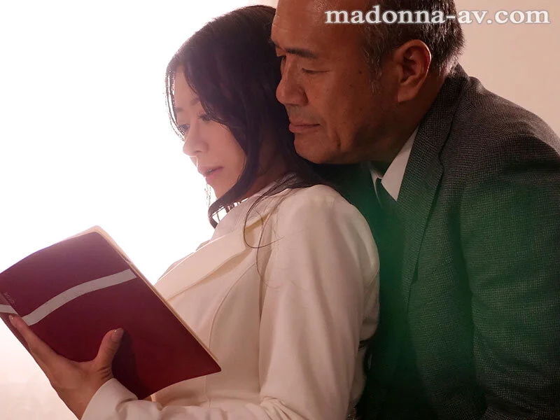定番の人妻秘書が社長の1日の予定を説明するシーン サムネイル1